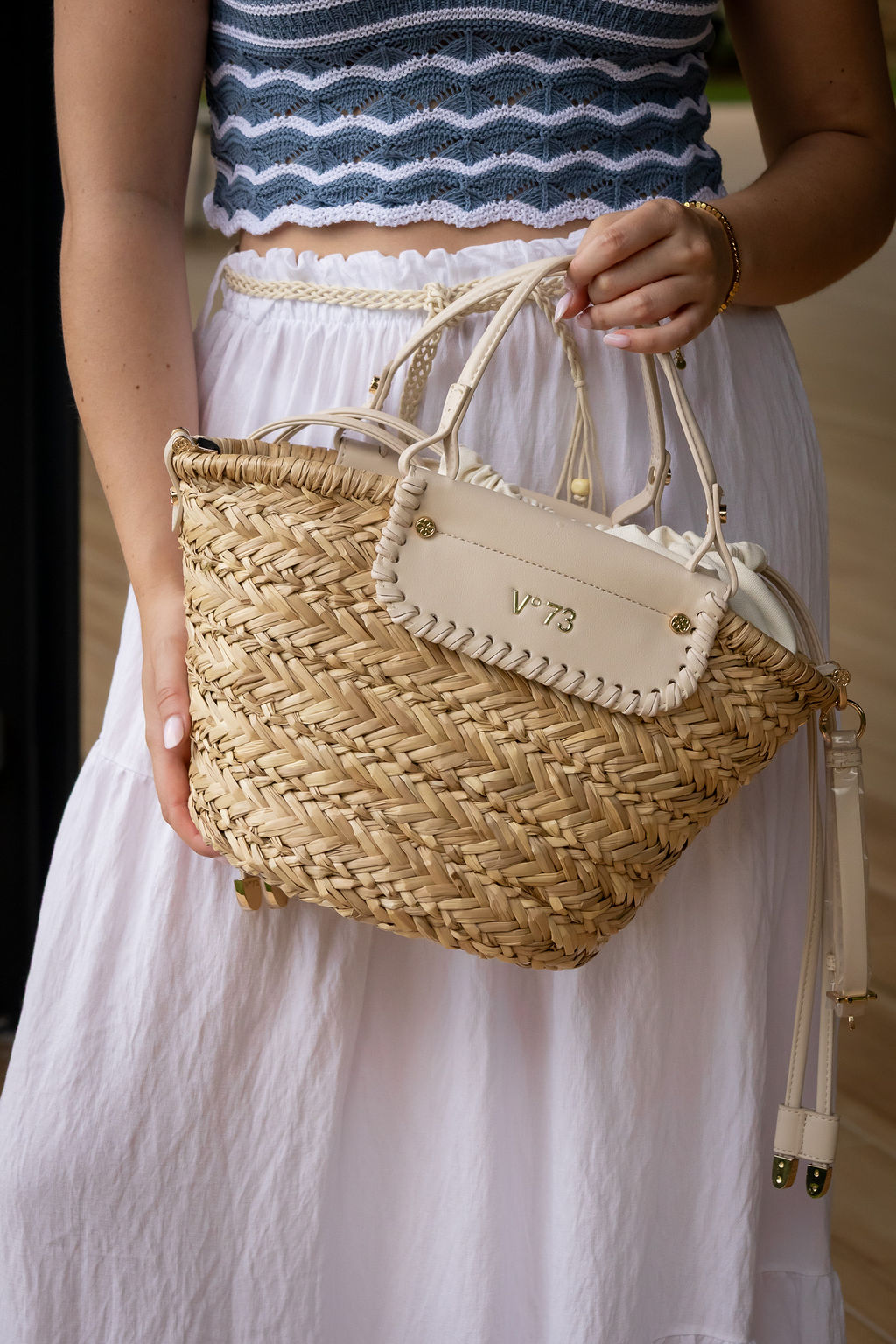 IMG_2609 BOLSA CESTO EM PALHA COM DETALHES EM PELE BEGE PONTO CHIC - Image 1