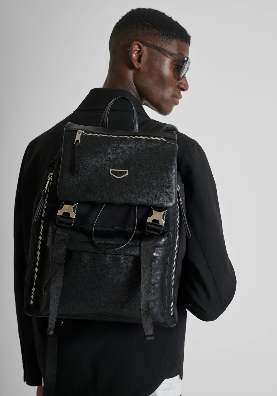 MMAB00480-FA600313-9000_02 MOCHILA PRETA EM NYLON E DETALHES EFEITO PELE ANTONY MORATO - Image 1