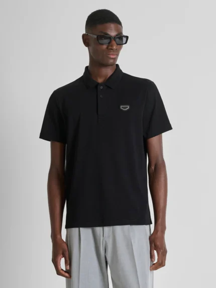 POLO PRETO COM EMBLEMA METÁLICO ANTONY MORATO
