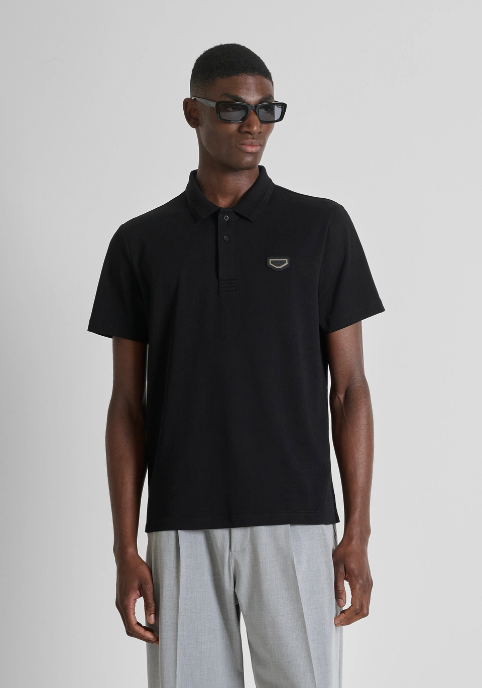 MMKS02610-FA100258-9000_02 POLO PRETO COM EMBLEMA METÁLICO ANTONY MORATO - Image 1