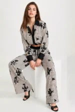 CALÇA RISCAS COM BORDADOS EM LANTEJOULAS SAHOCO