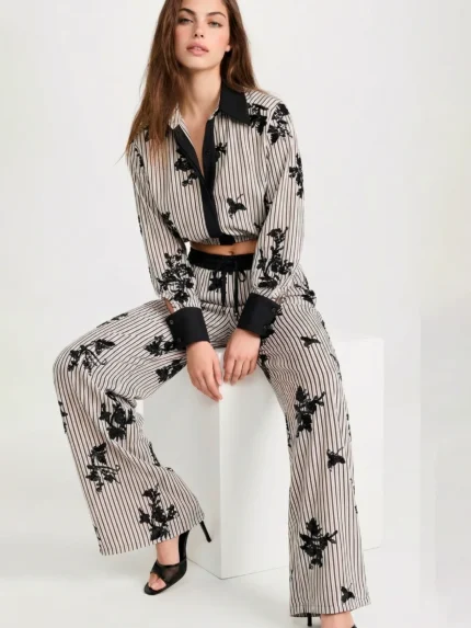 CALÇA RISCAS COM BORDADOS EM LANTEJOULAS SAHOCO