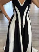 VESTIDO COMPRIDO PRETO E BRANCO COM FLORES EM RELEVO PONTO CHIC - Image 4