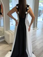 VESTIDO COMPRIDO PRETO E BRANCO COM FLORES EM RELEVO PONTO CHIC - Image 5
