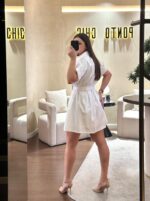 VESTIDO CAMISEIRO BRANCO COM PREGAS E CINTO PONTO CHIC - Image 3