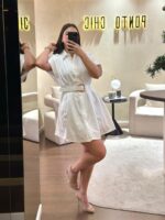 VESTIDO CAMISEIRO BRANCO COM PREGAS E CINTO PONTO CHIC - Image 4