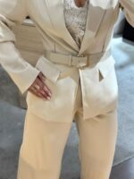 CONJUNTO BEGE COM BLAZER CINTADO E CALÇA FLUIDA PONTO CHIC - Image 4