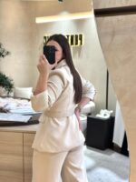CONJUNTO BEGE COM BLAZER CINTADO E CALÇA FLUIDA PONTO CHIC - Image 3