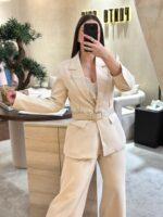 CONJUNTO BEGE COM BLAZER CINTADO E CALÇA FLUIDA PONTO CHIC - Image 2