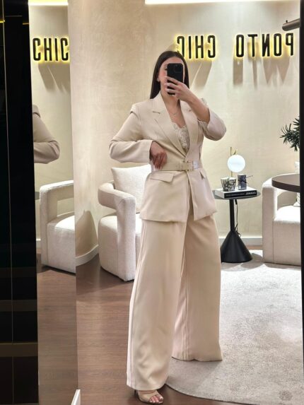 CONJUNTO BEGE COM BLAZER CINTADO E CALÇA FLUIDA PONTO CHIC