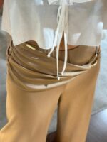 CALÇA CAMEL COM DRAPEADO E PORMENOR DOURADO SAHOCO - Image 3