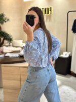 BLUSA AZUL QUADRDAOS COM BORDADOS PONTO CHIC - Image 3