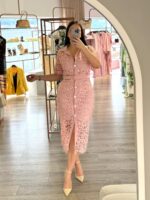 VESTIDO ROSA EM RENDA COM CINTO PONTO CHIC - Image 3
