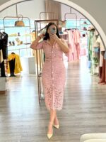 VESTIDO ROSA EM RENDA COM CINTO PONTO CHIC