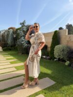 VESTIDO CRU COM BORDADOS E CINTO PONTO CHIC - Image 2