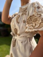 VESTIDO CRU COM BORDADOS E CINTO PONTO CHIC - Image 3