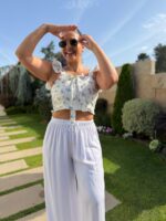 TOP BRANCO FLORAL AZUL COM FOLHOS PONTO CHIC
