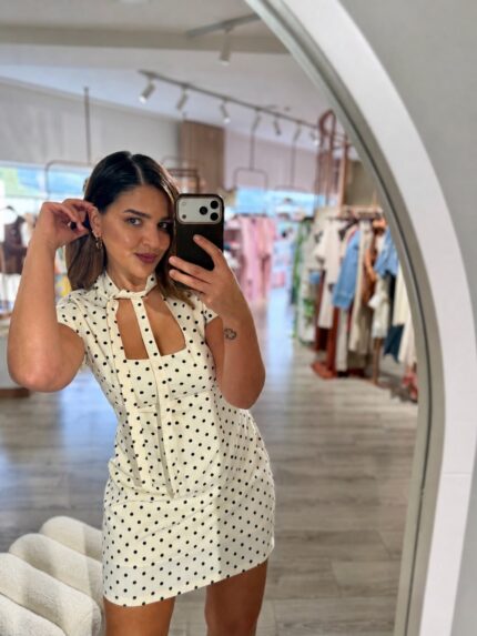 VESTIDO BRANCO COM BOLAS PRETAS PONTO CHIC