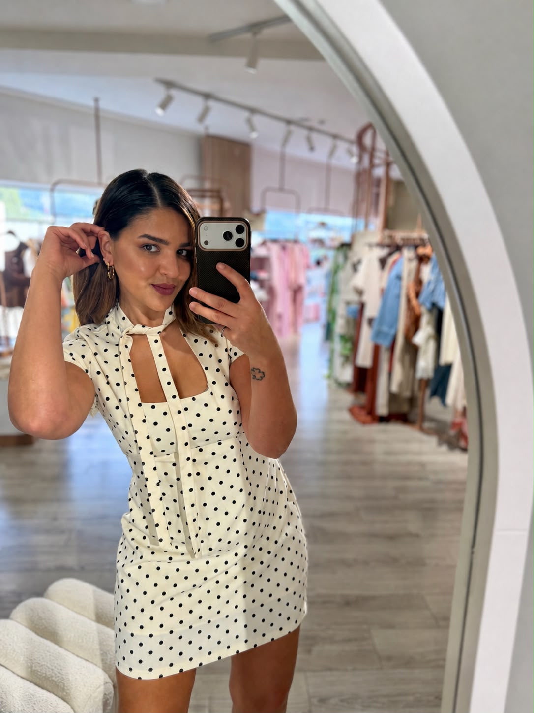 WhatsApp Image 2026-05-27 at 18.17.20 VESTIDO BRANCO COM BOLAS PRETAS PONTO CHIC - Image 1