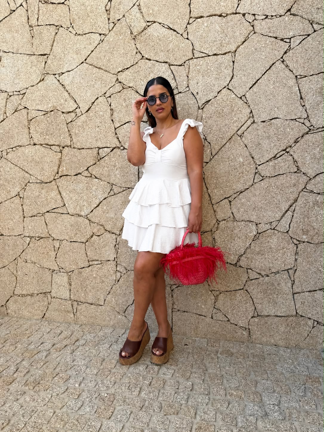 WhatsApp Image 2026-05-27 at 19.01.29 (2) VESTIDO CURTO BRANCO COM FOLHOS PONTO CHIC - Image 1