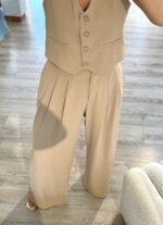 CALÇA FLUIDA BEGE COM PREGAS PLEASE - Image 2