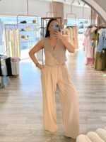 CALÇA FLUIDA BEGE COM PREGAS PLEASE