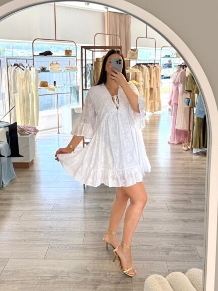 VESTIDO BRANCO BORDADO COM GOLA EM RENDA PLEASE