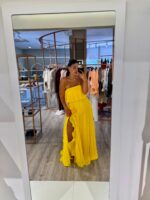 VESTIDO COMPRIDO AMARELO PLISSADO COM FOLHO FRONTAL PONTO CHIC