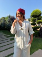 BLUSA DE LINHO COM BOTÃO DECORATIVO BEGE PONTO CHIC