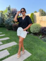 T-SHIRT PRETA COM DECOTE EM V PONTO CHIC