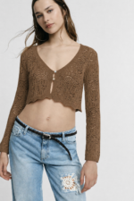 TOP CROPPED EM MALHA VAZADA CASTANHO PLEASE