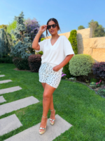 T-SHIRT BRANCA COM DECOTE EM V PONTO CHIC