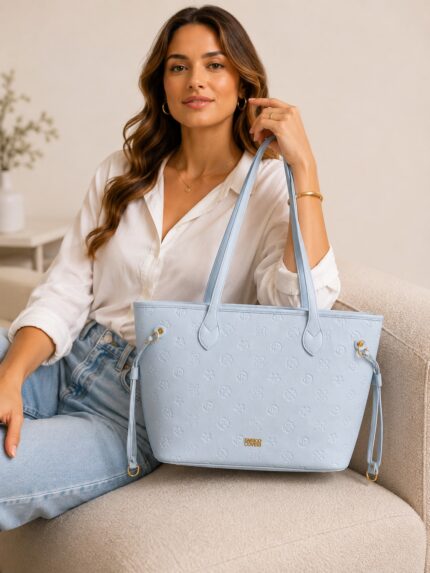 MALA AZUL CLARO COM PADRÃO EM RELEVO PONTO CHIC