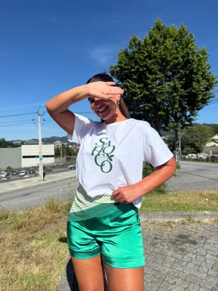 T-SHIRT BORDADA COM LENÇO VERDE SAHOCO