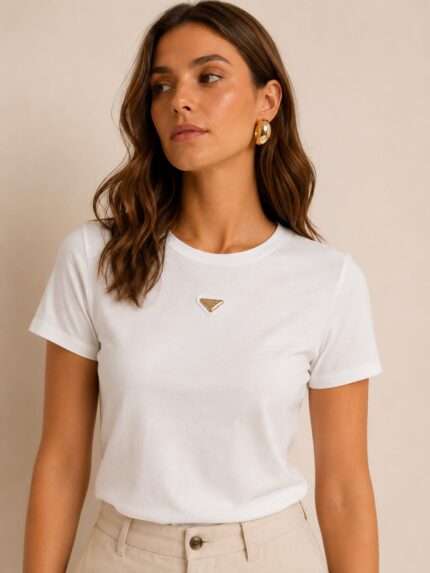 T-SHIRT BRANCA COM APLICAÇÃO LANÇA PERFUME