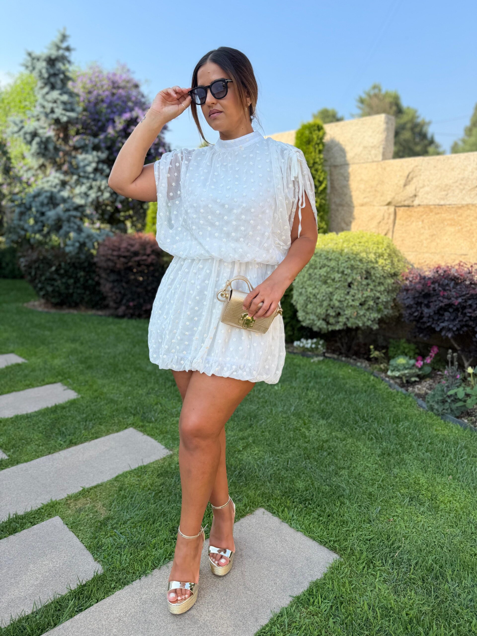 WhatsApp Image 2026-06-15 at 18.30.01 VESTIDO CURTO BRANCO COM BORDADO PONTO CHIC - Image 1