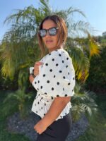 BLUSA BRANCA ÀS BOLINHAS PRETAS COM MANGAS VOLUMOSAS PONTO CHIC - Image 2