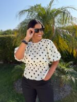BLUSA BRANCA ÀS BOLINHAS PRETAS COM MANGAS VOLUMOSAS PONTO CHIC