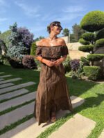 VESTIDO COMPRIDO CASTANHO COM BORDADO INGLÊS RUGA