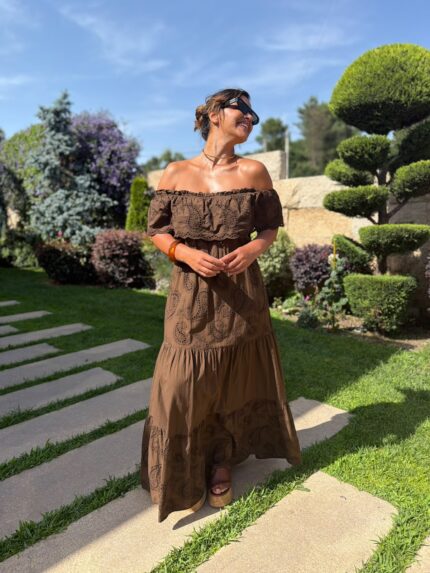 VESTIDO COMPRIDO CASTANHO COM BORDADO INGLÊS RUGA