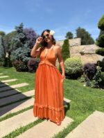 VESTIDO LARANJA COM DECOTE PROFUNDO E FOLHOS DIXIE