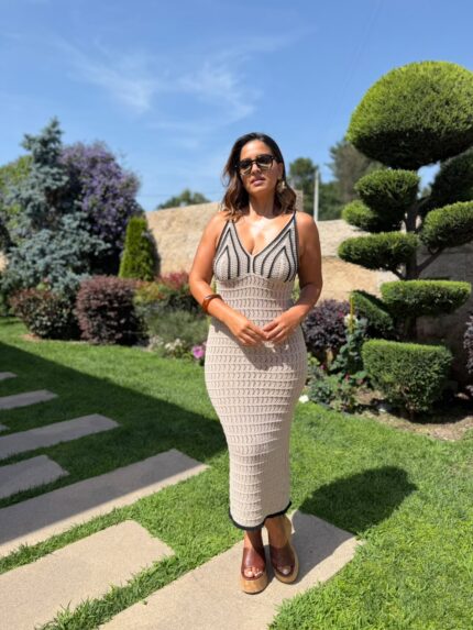 VESTIDO DE MALHA CROCHET BICOLOR BEGE E PRETO PLEASE