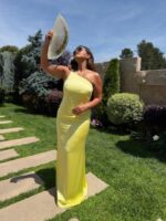 VESTIDO ACETINADO AMARELO COM ENTRELACE NAS COSTAS RINASCIMENTO - Image 2