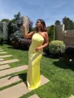 VESTIDO ACETINADO AMARELO COM ENTRELACE NAS COSTAS RINASCIMENTO