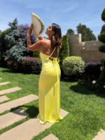 VESTIDO ACETINADO AMARELO COM ENTRELACE NAS COSTAS RINASCIMENTO - Image 3
