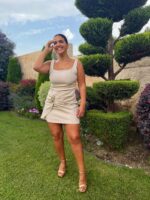 VESTIDO CURTO COM FRANZIDO E APLICAÇÃO DOURADA PONTO CHIC - Image 2