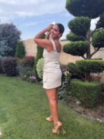 VESTIDO CURTO COM FRANZIDO E APLICAÇÃO DOURADA PONTO CHIC - Image 3