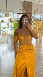 VESTIDO LONGO AMARELO TORRADO COM CORPETE E DRAPEADO LATERAL PONTO CHIC - Image 4