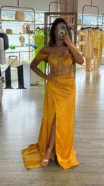 VESTIDO LONGO AMARELO TORRADO COM CORPETE E DRAPEADO LATERAL PONTO CHIC - Image 5