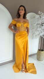 VESTIDO LONGO AMARELO TORRADO COM CORPETE E DRAPEADO LATERAL PONTO CHIC - Image 3